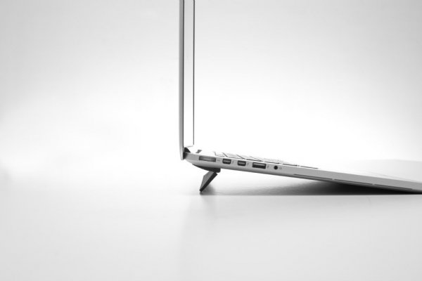 Bluelounge Kickflip MacBook Pro 15/16" Utfällbart Stöd Svart