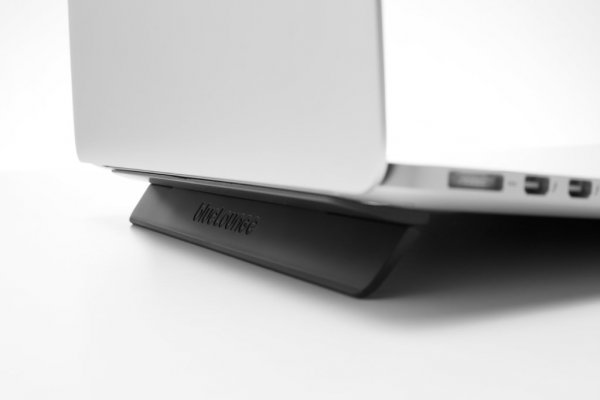 Bluelounge Kickflip MacBook Pro 15/16" Utfällbart Stöd Svart