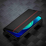 Lc.Imeeke iPhone 14 Plus Fodral Kolfibertextur Röd Stripe Vertical