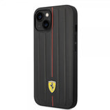 Ferrari iPhone 14 Skal Embossed Stripes Röd