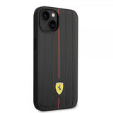 Ferrari iPhone 14 Skal Embossed Stripes Röd