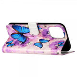 iPhone 15 Pro Fodral Motiv Lila Blommor Blåa Fjärilar