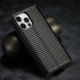 Lc.Imeeke iPhone 15 Pro Max Fodral Kolfibertextur Röd Stripe Vertical Svart