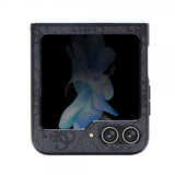 Guess Samsung Galaxy Z Flip 5 Skal 4G Metal Triangle Strass Svart